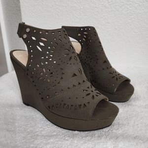 Marc Fisher Weekend Wedge Sandals Size 7.5 in Greenish Brown